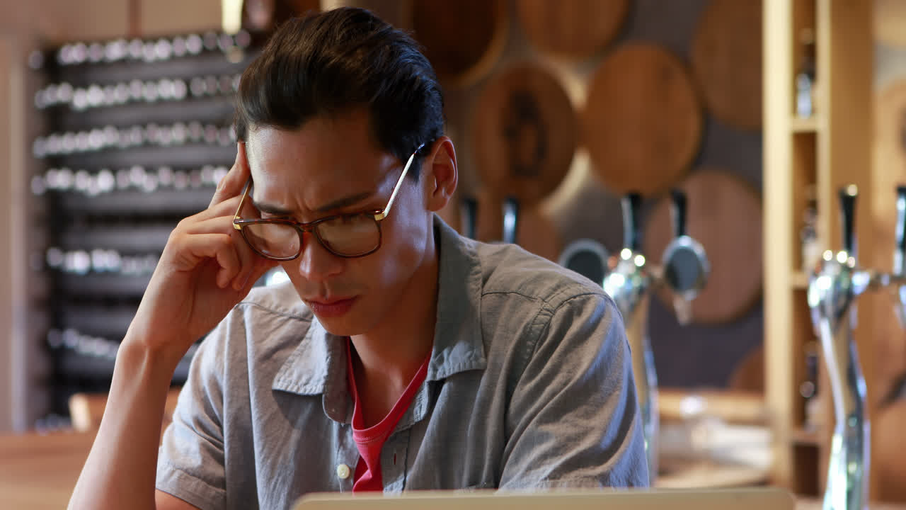 레스토랑 4k에 앉아 있는 남자