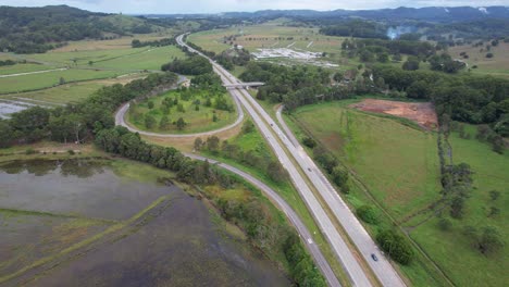 Vista-Aérea-De-Los-Automóviles-Que-Circulan-Por-La-Autopista-M1-Del-Pacífico-En-Tanglewood,-Nueva-Gales-Del-Sur,-Australia