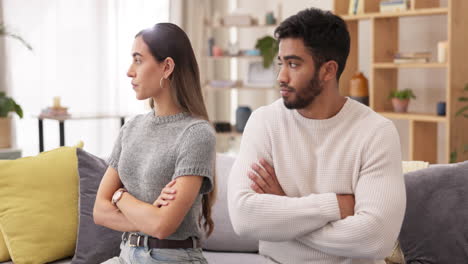 pelear, enojarse e ignorar con la pareja en el sofá