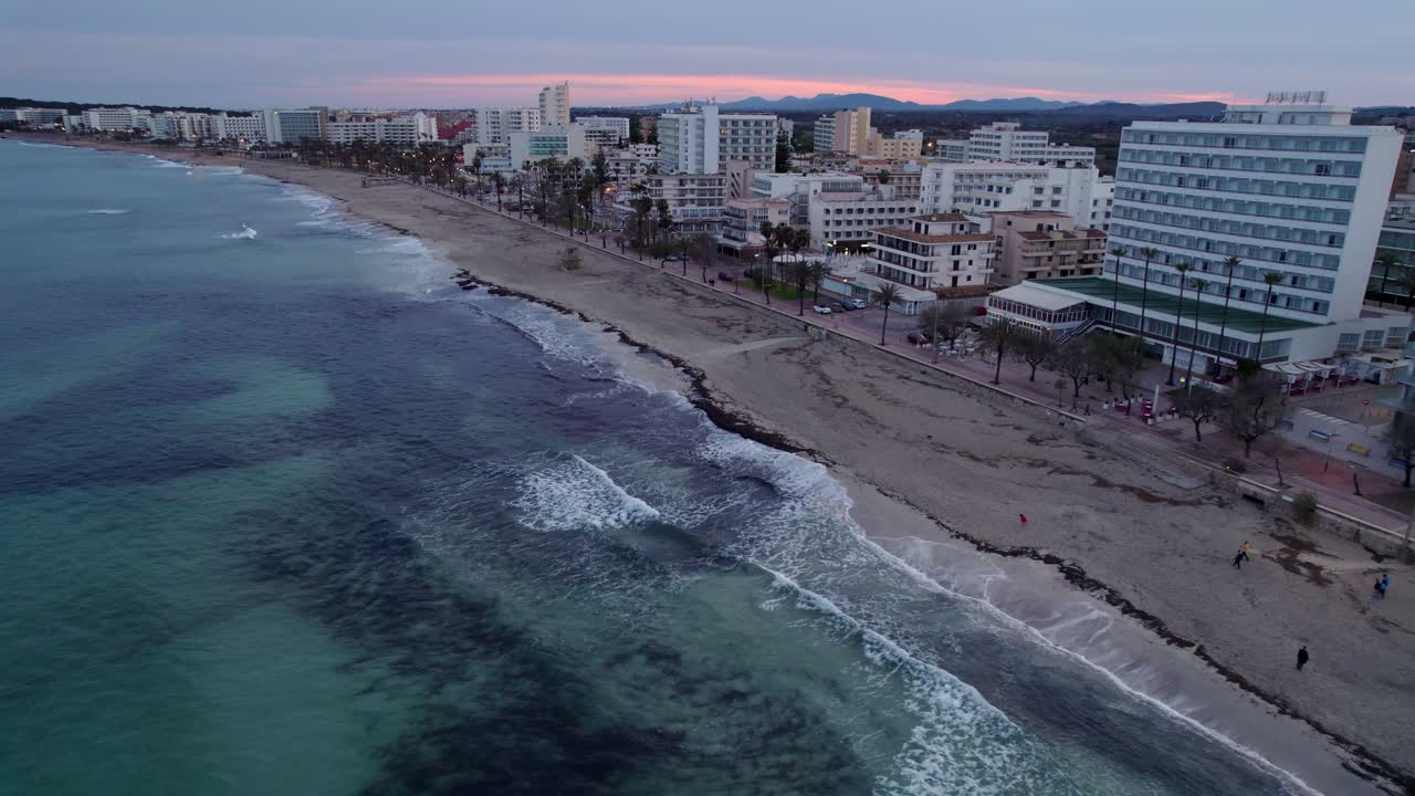 cala millor mallorca, hotel frente a la playa, vista aérea noche nublada