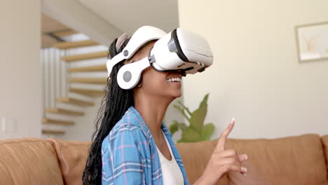 una joven afroamericana con auriculares vr, riendo
