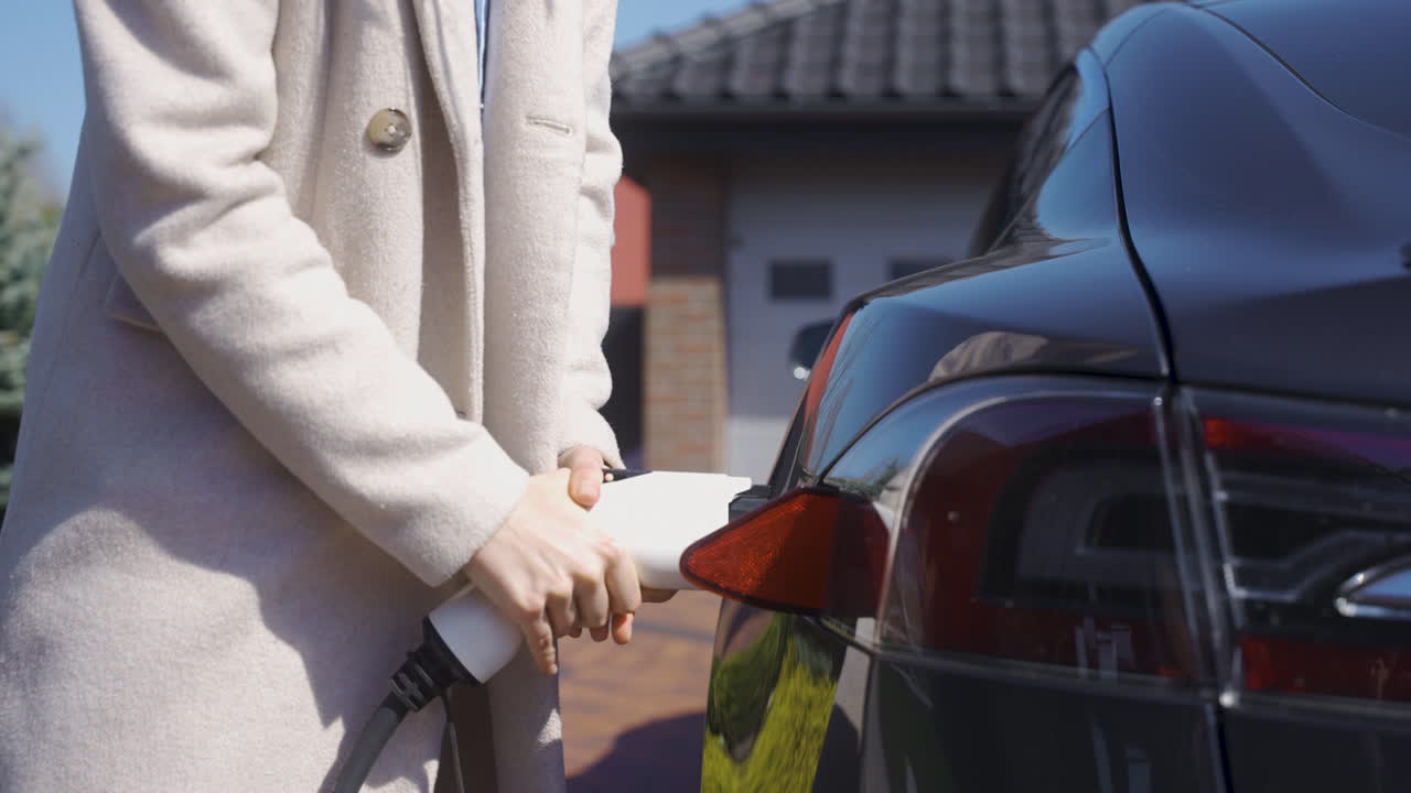 전기 자동차 를 충전 하는 여자