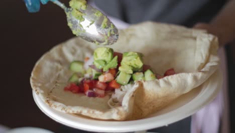 Aguacate-Servido-En-Un-Sabroso-Plato-De-Pan-Plano-Con-Verduras