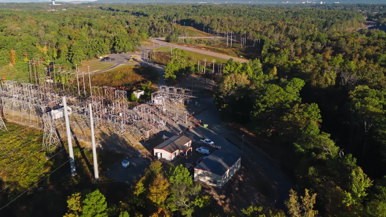 Sähköasema ja voimalinjat metsän vieressä vesivoimalaitoksen lähellä, tukea kaupunki-infrastruktuurille