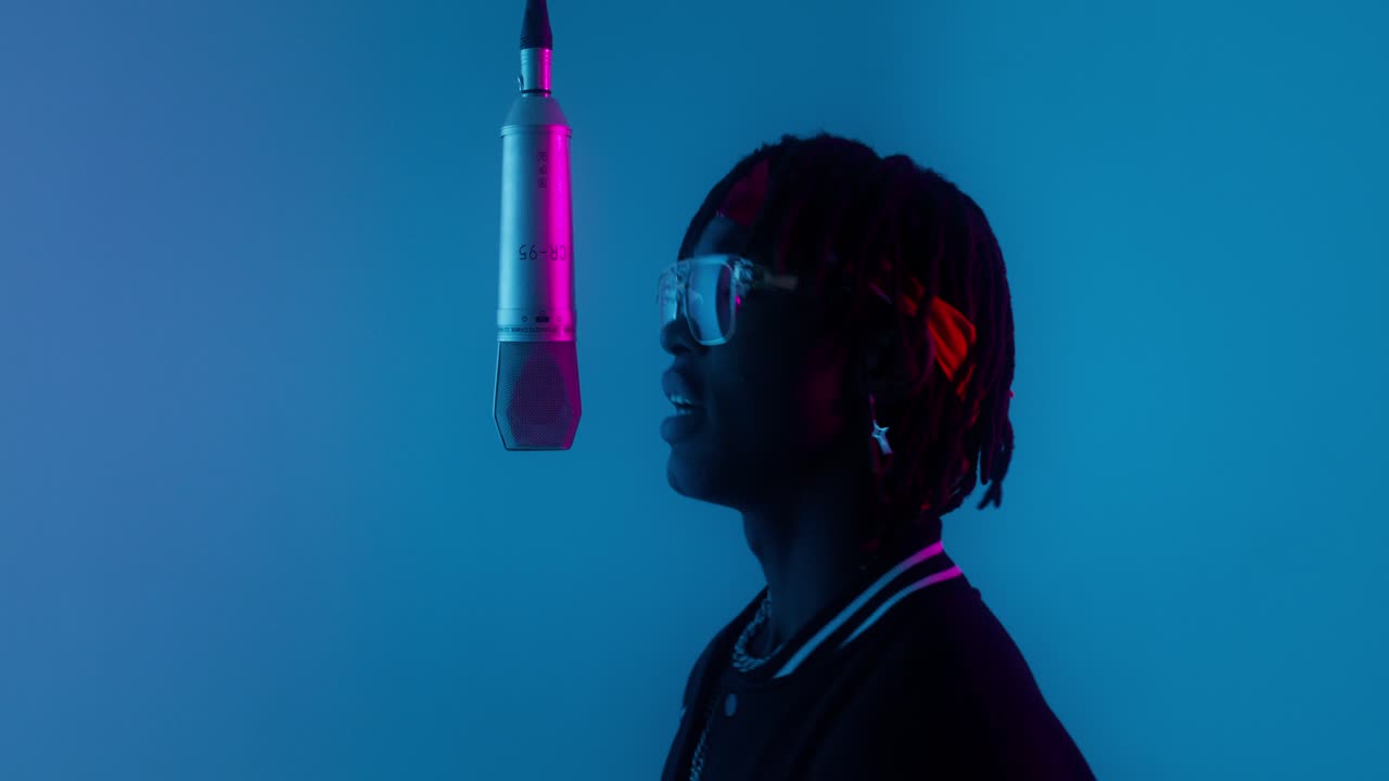 hombre cantando en el micrófono en el estudio