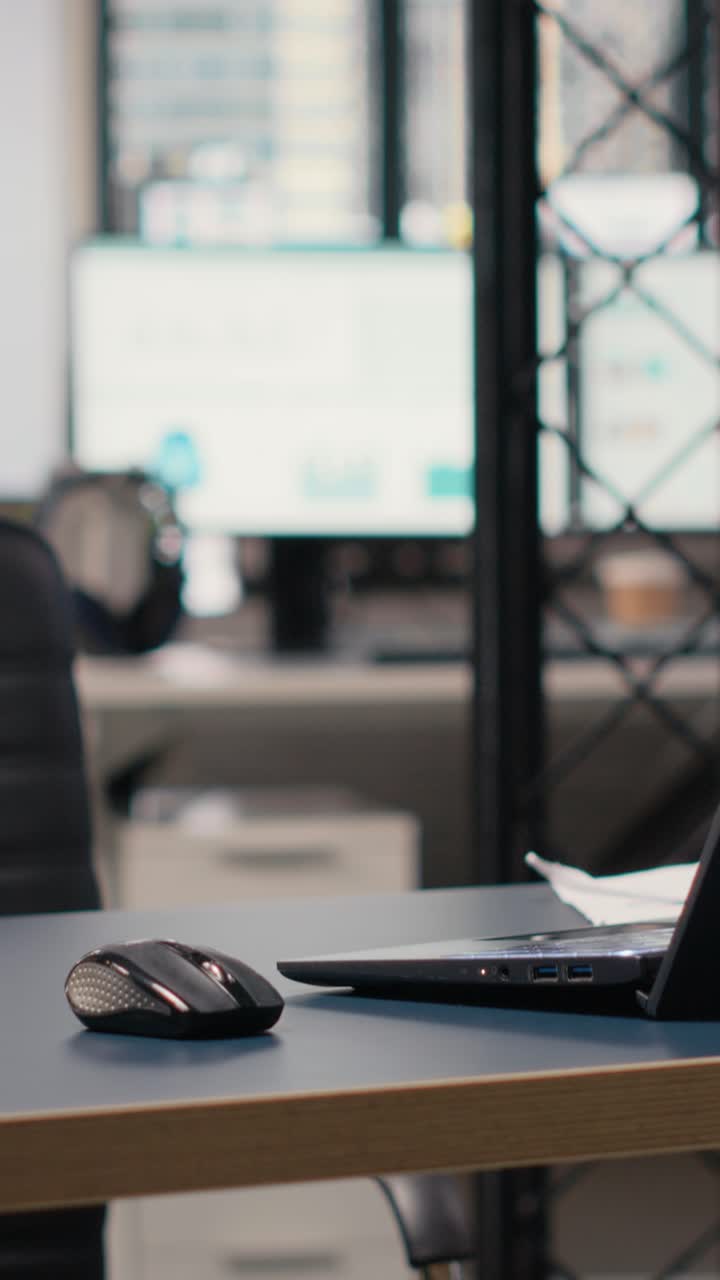 Video verticale: Elegante sala riunioni vuota con tecnologia e documenti aziendali