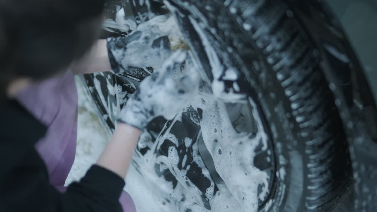 Pulizia delle ruote delle auto