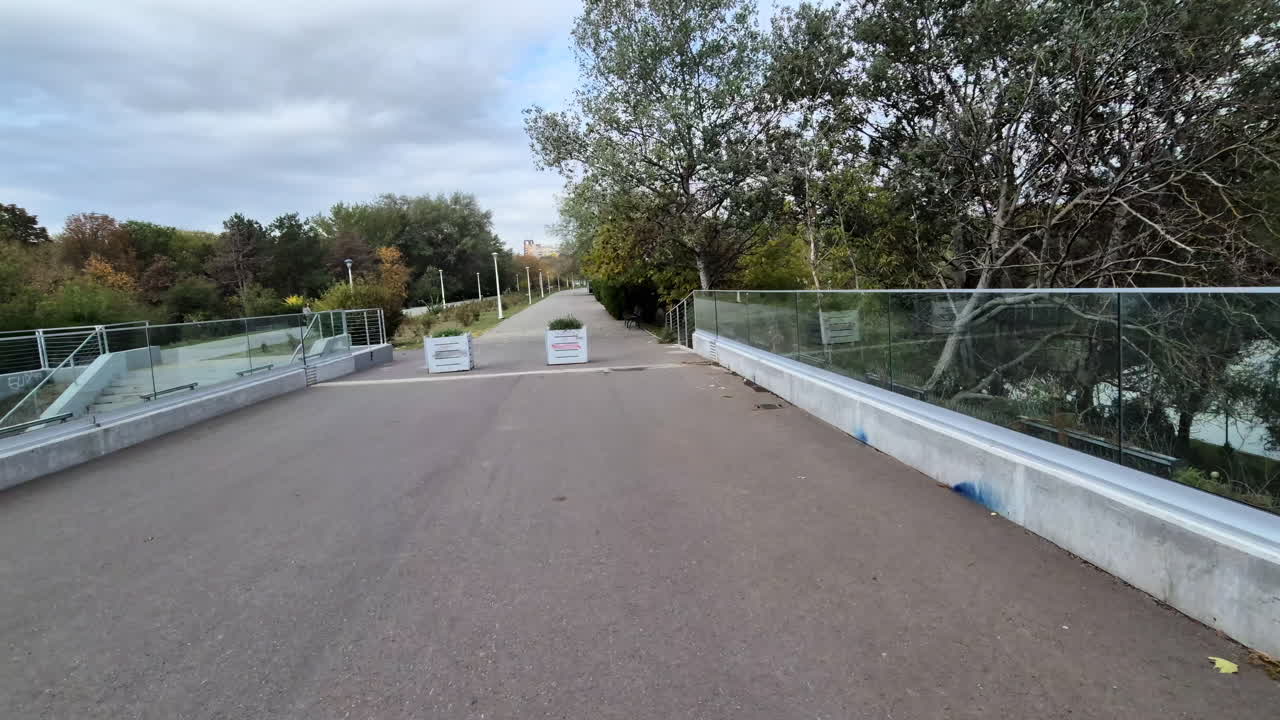 Cannes, Frankreich – 3. Oktober 2025: Blick auf einen ruhigen Stadtsee, umgeben von Bäumen, mit Wohngebäuden in der Ferne unter einem bewölkten Himmel