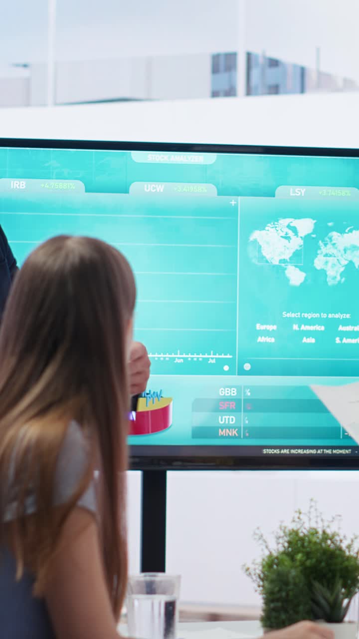 Vertical video Agent teaching parent and daughter how to invest, offering statistical graphs