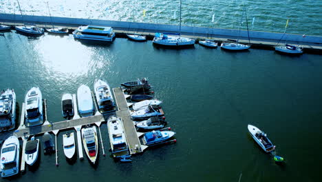 Luftaufnahme-Verschiedener-Im-Wasser-Angedockter-Boote