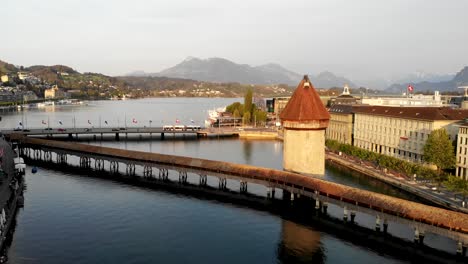 vista aérea de la tarde del puente kappelbrücke en lucerna, suiza mientras se mueve hacia el lago