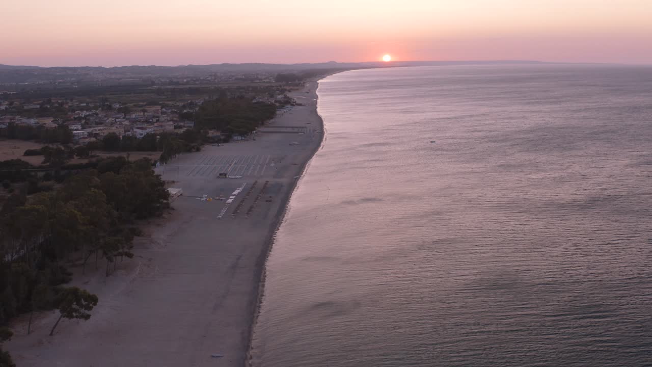 vista aérea del hermoso mar mediterráneo y la playa al amanecer, paisaje marino de calabria, simeri mare, sur de italia