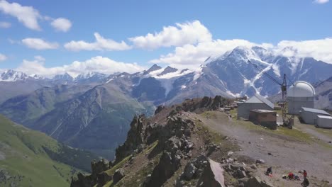 majestuoso paisaje montañoso con senderos