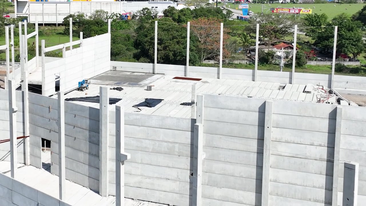 Edificio moderno prefabricado de hormigón en construcción con columnas prefabricadas, paneles de muro y losas de piso alveolares, vista aérea