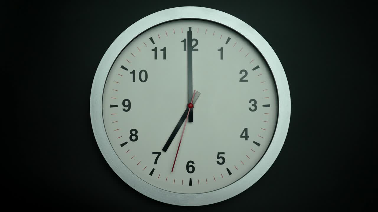 el reloj de pared blanco dice las siete.