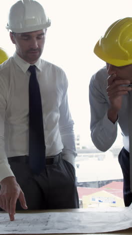 colegas arquitectos que trabajan en el proyecto