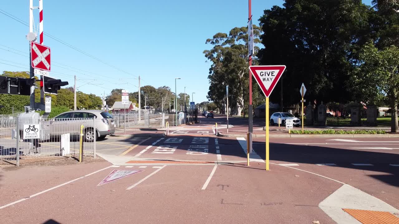접근하는 열차를 경고하기 위해 안전 게이트가 닫힌다.