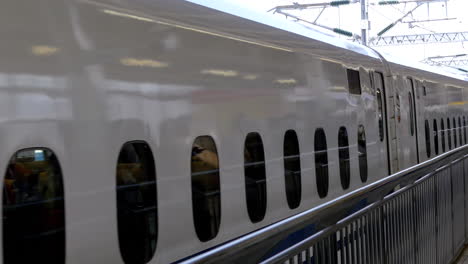 Shinkansen-En-La-Estación-De-Tren,-Acercamiento-Lento,-Japón