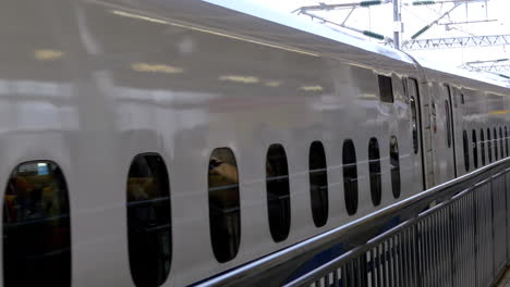 shinkansen en la estación de tren, acercamiento lento, japón