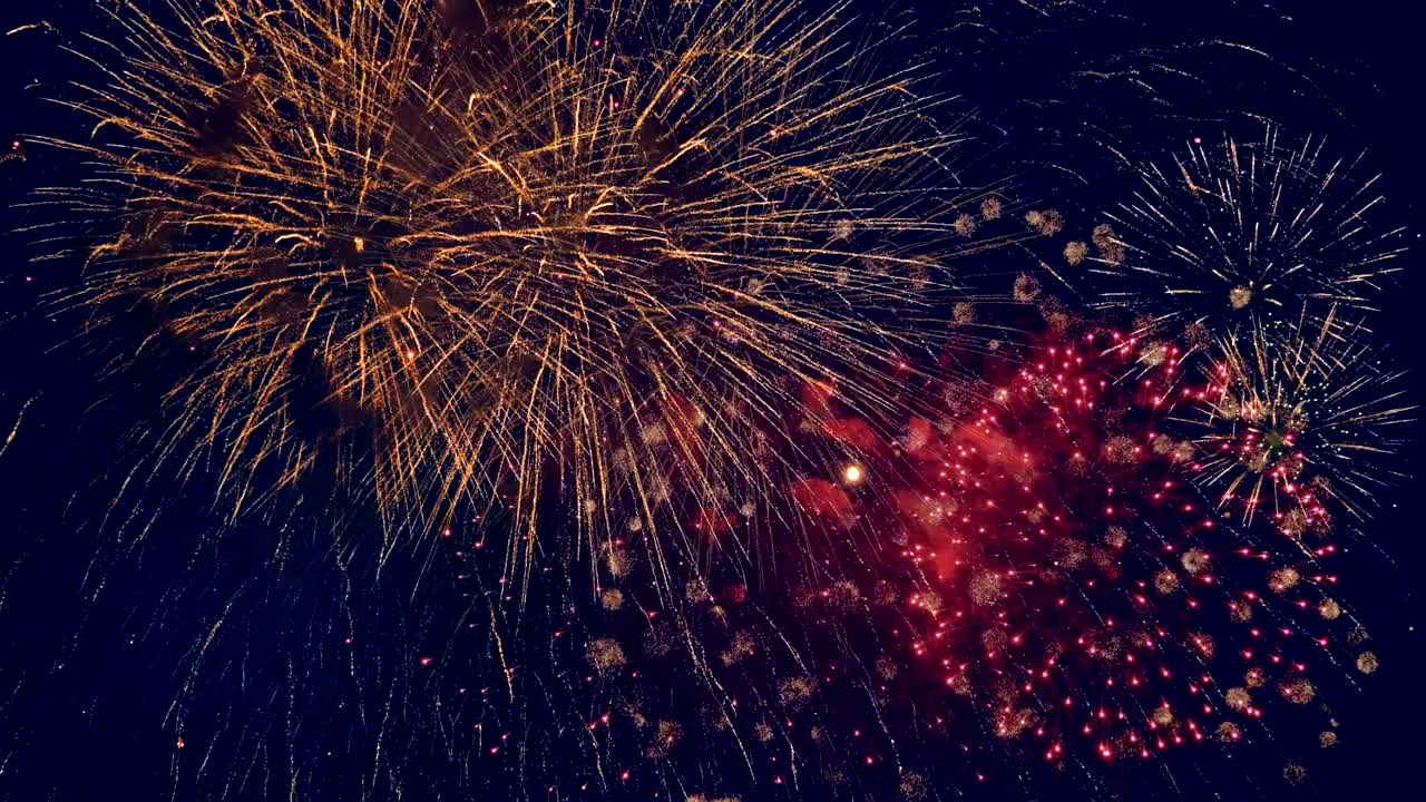 muchas explosiones coloridas en un cielo nocturno. fuegos artificiales multicolores estallaron, durante una fiesta patriótica.