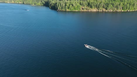 Wide-shot-of-motorboat-out-on-the-lake-on-a-sunny-day-in-Idaho