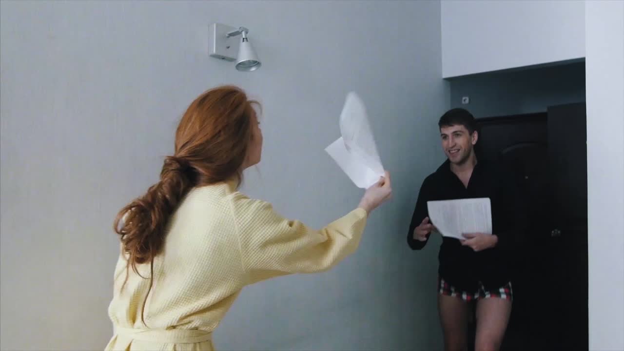 pareja discutiendo sobre documentos