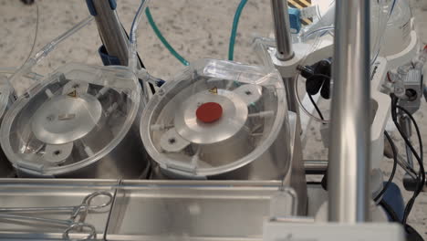 máquina cardíaca de pulmón bomba de trabajo en sala de cirugía. bypass cardiopulmonar equipo médico para cirugía cardiológica en el hospital. soporte vital
