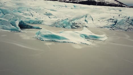 Lengua-Glaciar-En-Islandia,-Filmada-Por-Un-Dron-Desde-Múltiples-ángulos