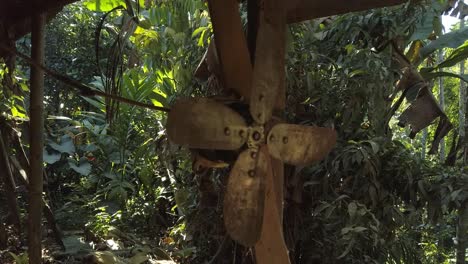 Un-Viejo-Ventilador-Oxidado-En-El-Taller