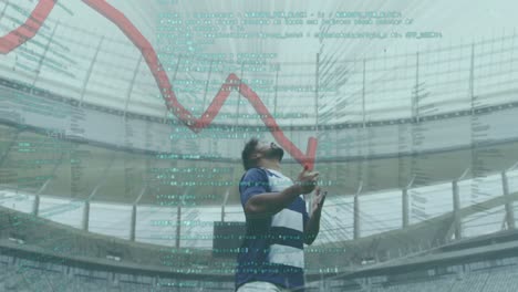 Animation-Von-Daten-Und-Diagrammen-über-Einem-Männlichen-Rugbyspieler-Gemischter-Abstammung,-Der-Einen-Ball-Fängt,-Digital-Zusammengesetzt