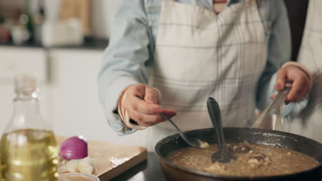 pareja cocinando y degustando comida