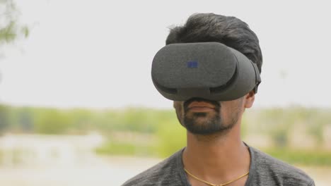 primer plano de un hombre jugando el juego en auriculares vr