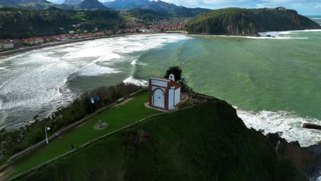 espectaculares vistas de la ermita de la guía que domina la entrada a la cala del mítico puerto de ribadesella en asturias