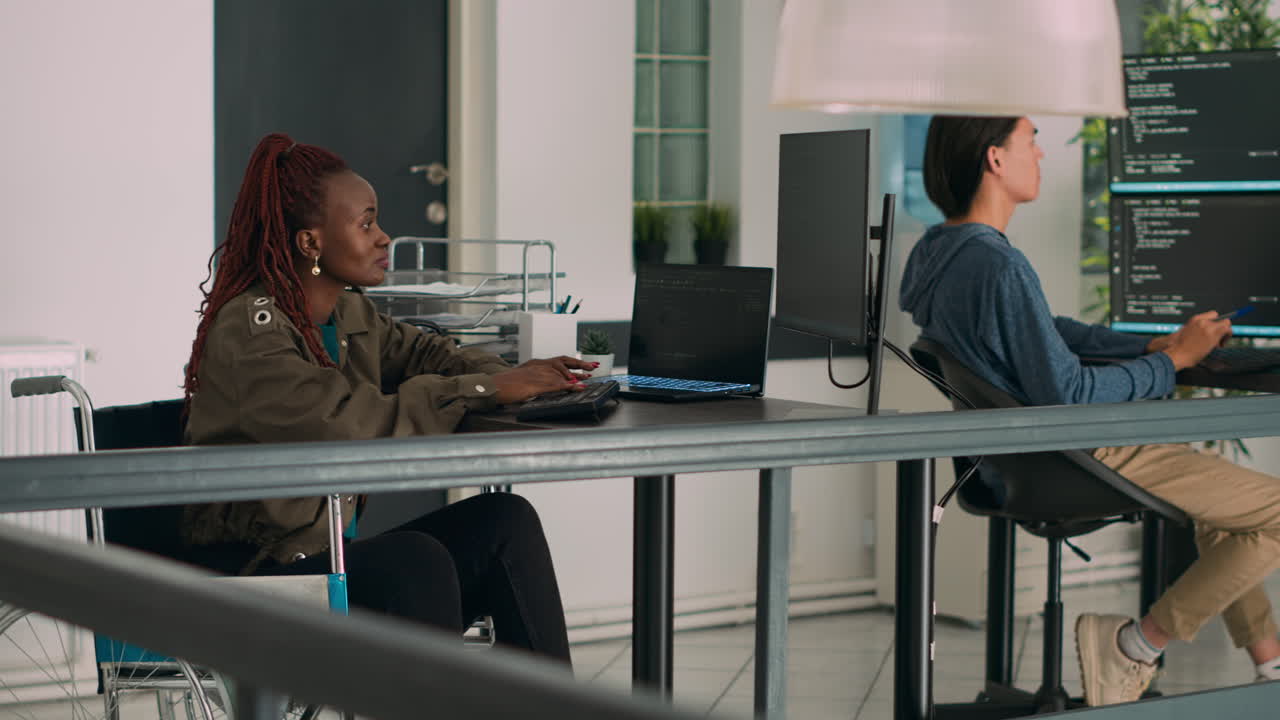 Afroamerikansk utvikler med funksjonshemming som jobber med programmeringsspråk