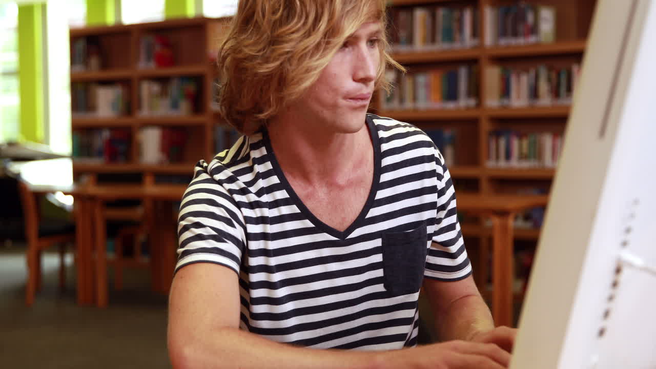 concentrarse en el estudiante usando la computadora