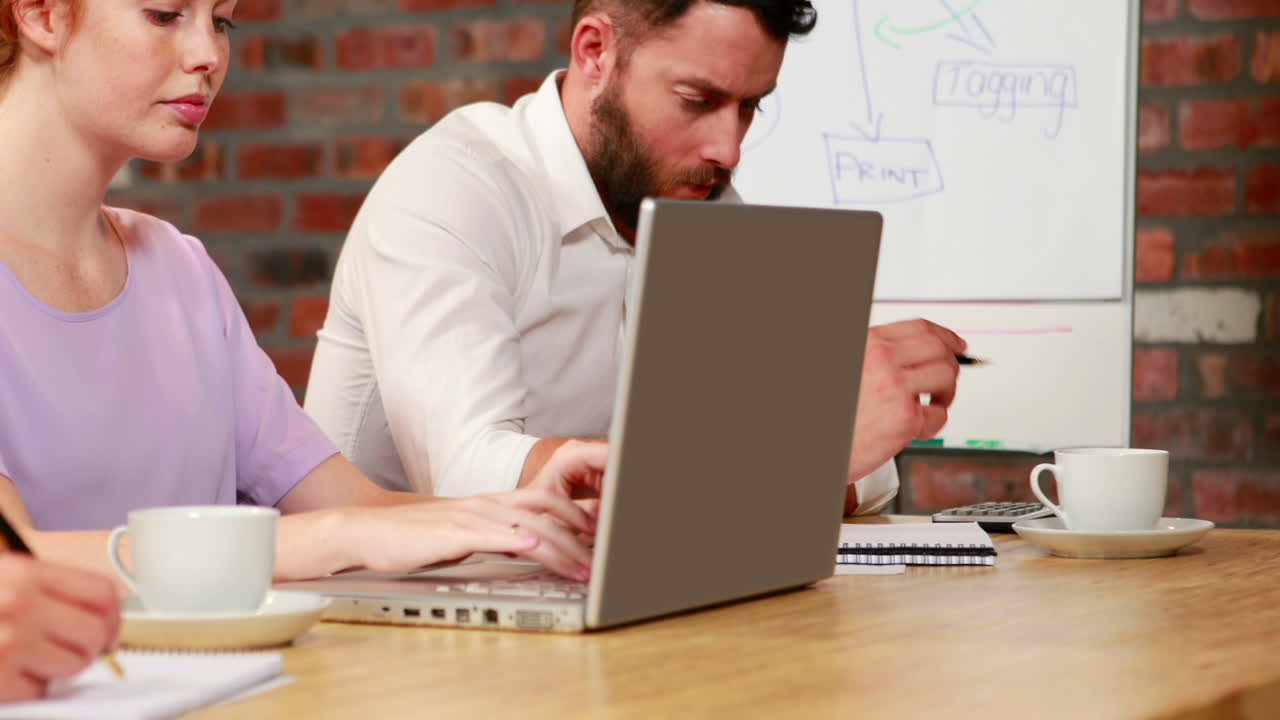 equipo de negocios casuales teniendo una reunión