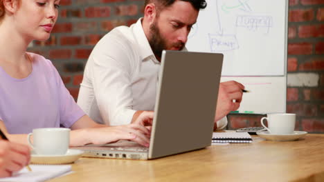 equipo de negocios casuales teniendo una reunión