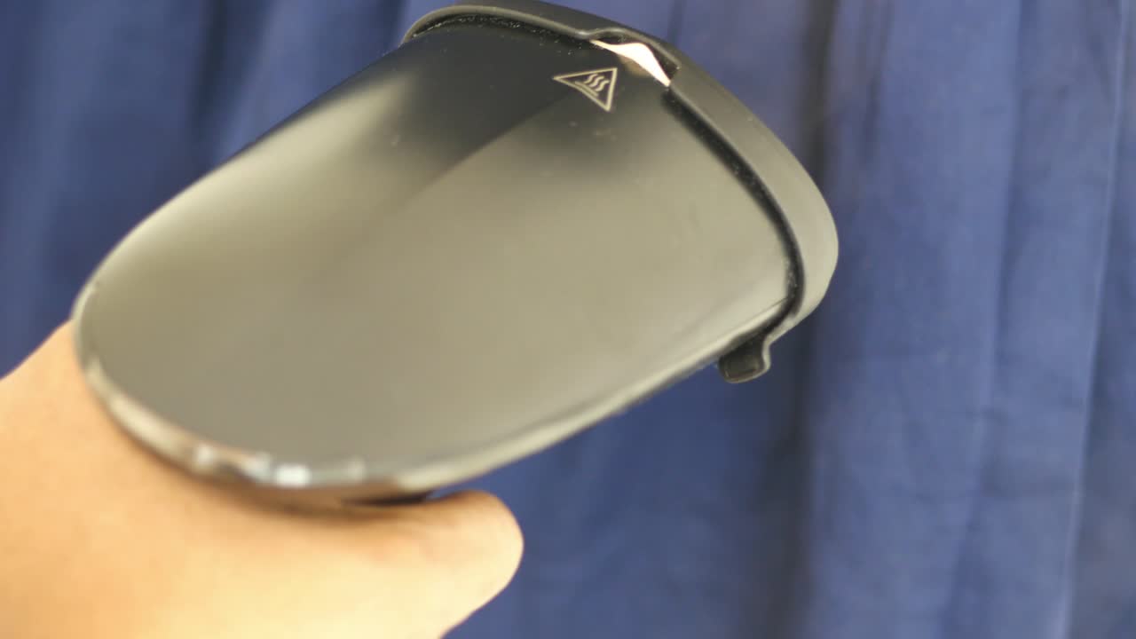 planchado a vapor de una camisa azul