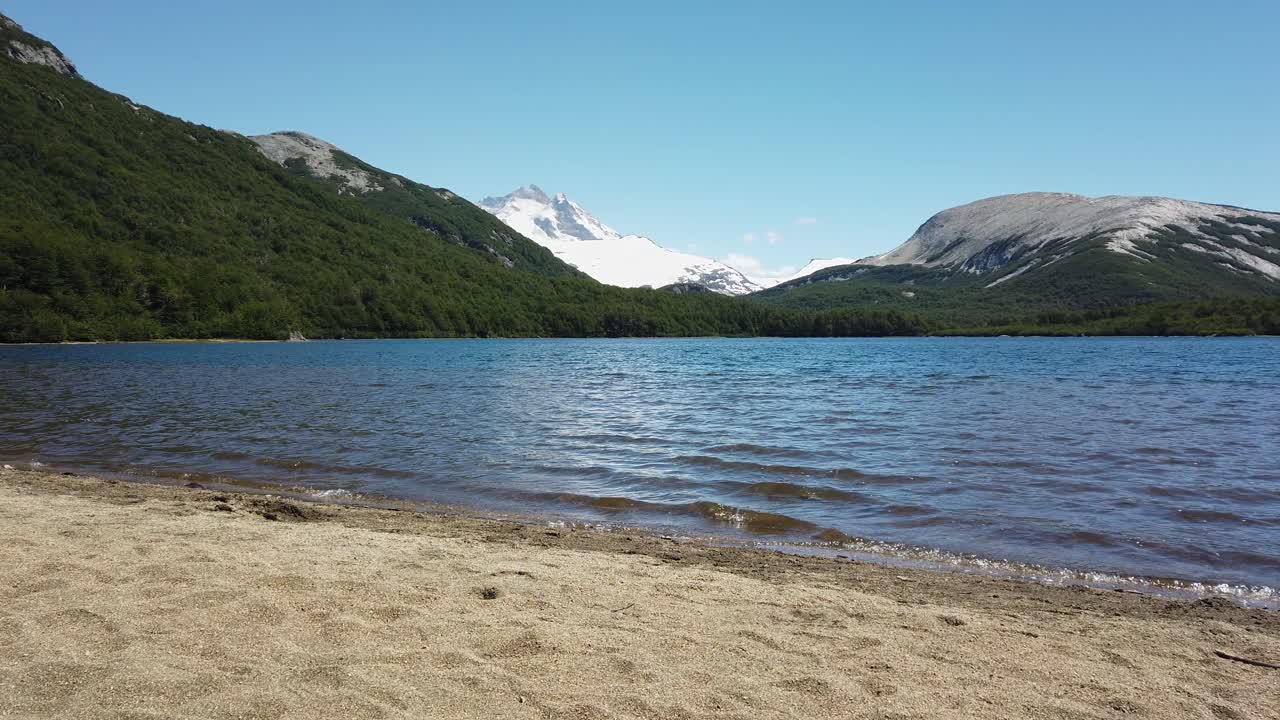 Panorointi Patagonian hiekkarannan yli kaukaisten lumisten Andien vuoristoon, Laguna Ilon