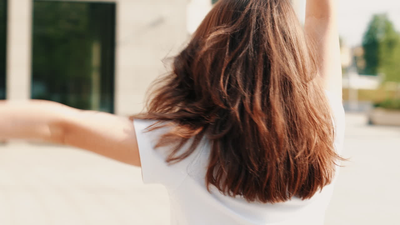 una mujer con gafas de sol