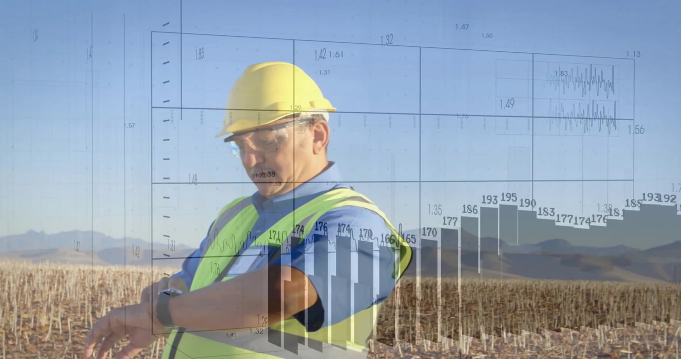 Saha teknisyeni, bilek monitörüne kolunu kaldırarak veri katmanlarıyla rüzgar enerjisi metriklerini izliyor