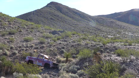 una camioneta abandonada se oxida en el desierto de mojave
