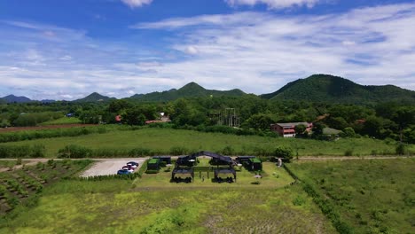 Luftdrohnenaufnahmen-Des-Grüns-Von-Khao-Yai-Unter-Dem-Blauen-Himmel