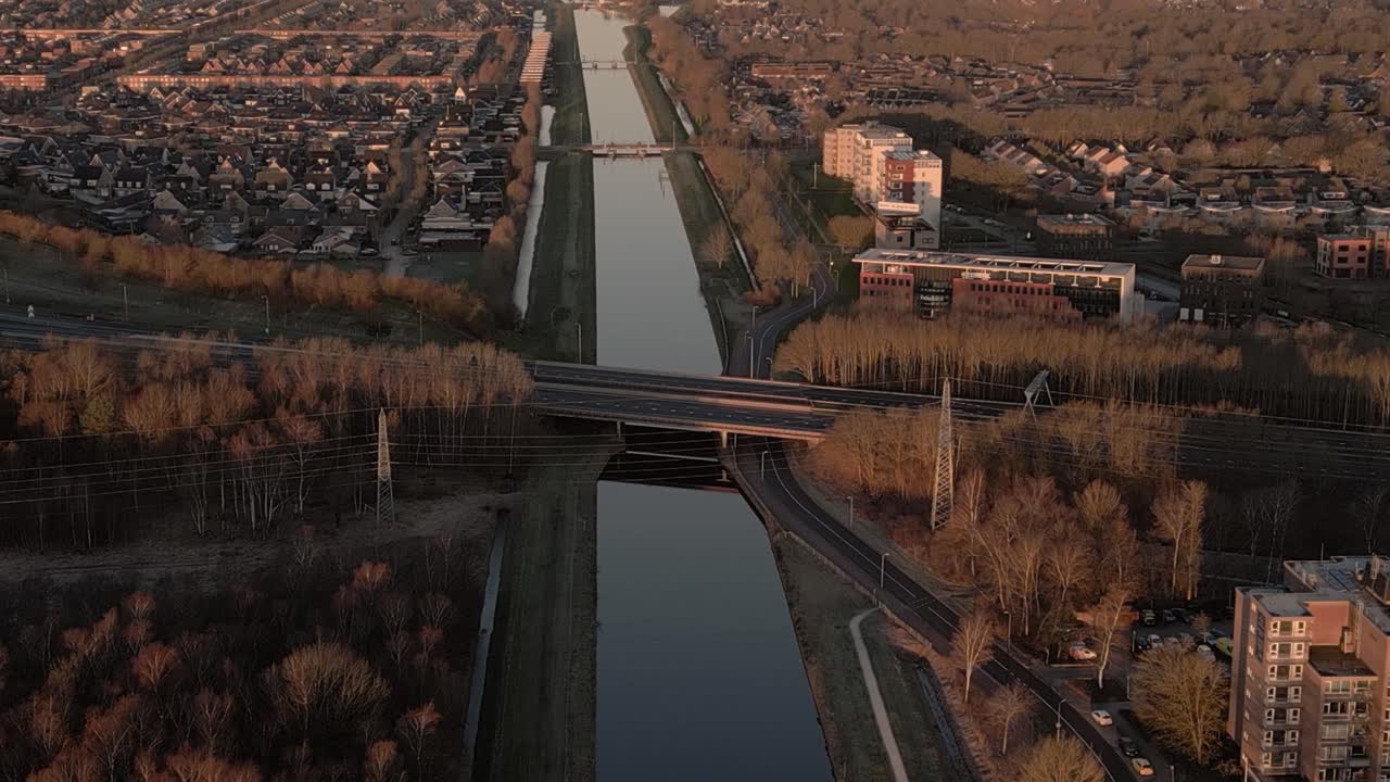 네덜란드 도시 풍경에서 운하와 고속도로 교차로