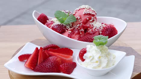 Helado-De-Fresa-Con-Una-Pequeña-Porción-De-Nata-Montada-Y-Decorado-Con-Menta