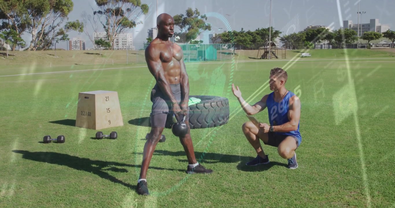 Mand træner med kettlebell, mens træner overvåger på sportsbane med digital overlejring