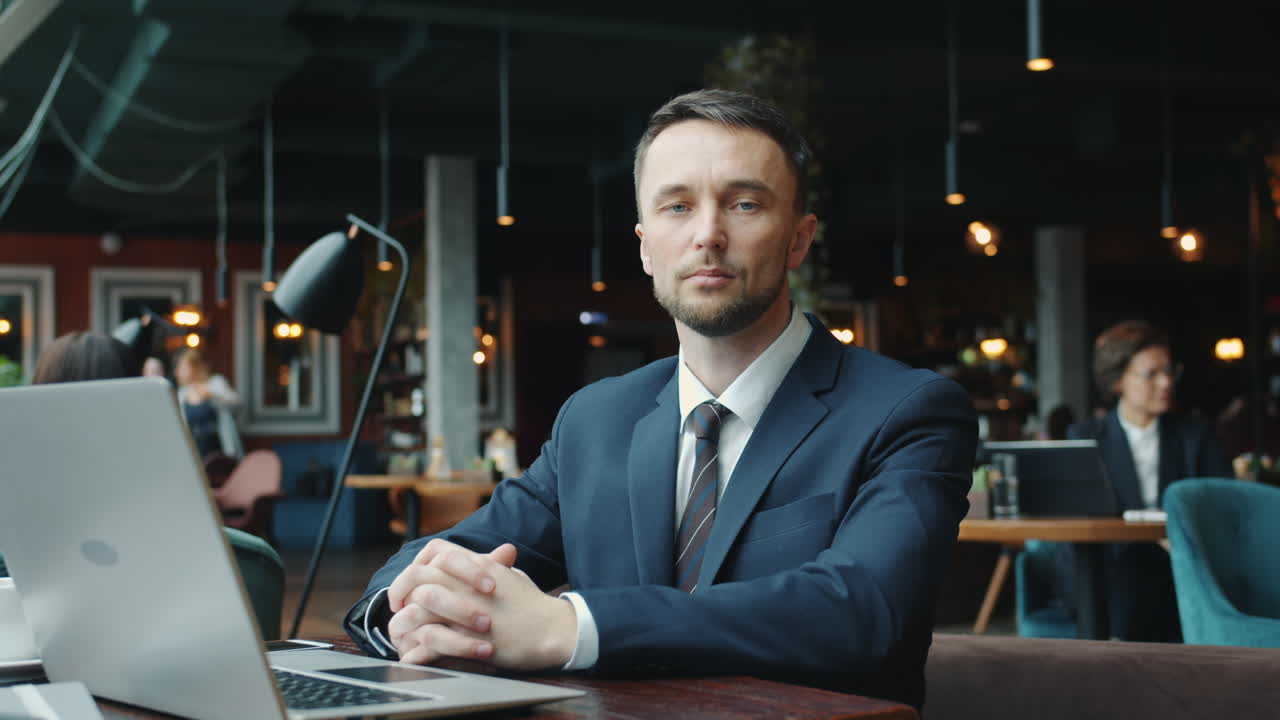 бизнесмен, работающий в кафе