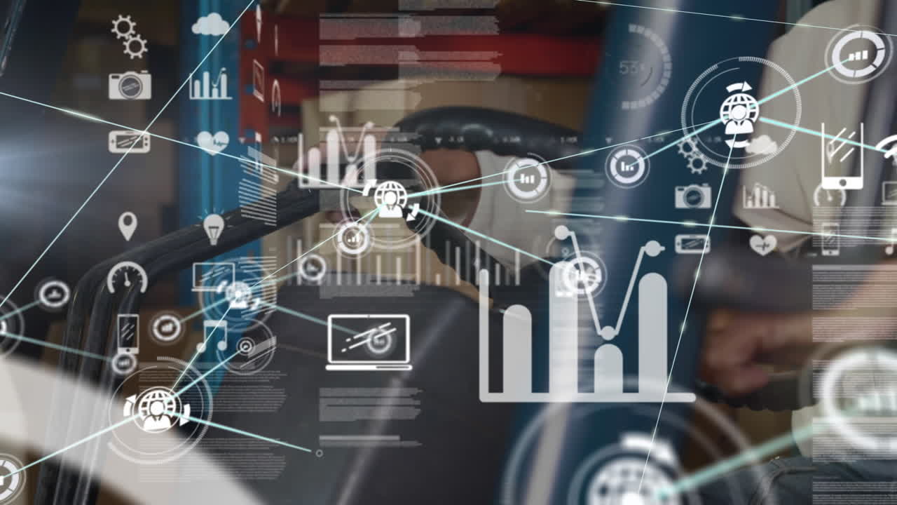 animación del procesamiento de datos y la red de iconos sobre un trabajador masculino que opera una carretilla elevadora en un almacén
