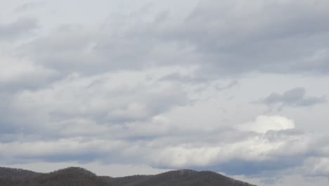 Lapso-De-Tiempo-De-Nubes-En-La-Temporada-De-Primavera-Con-Formación-Rápida-De-Nubes