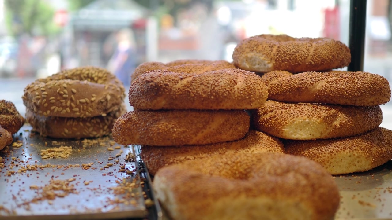 Fırın Vitrininde Sergilenen Taze Pişmiş Simit